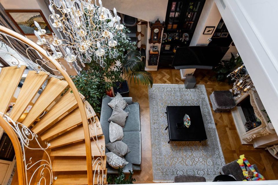 Продаётся 3-комнатная квартира, 183 м²