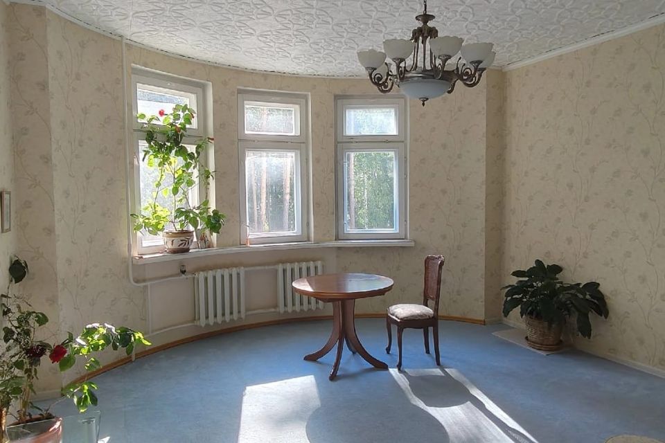 Продаётся 4-комнатная квартира, 127.7 м²