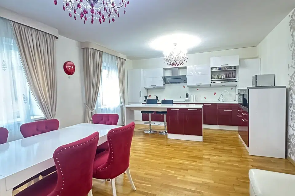 Продаётся 4-комнатная квартира, 200 м²