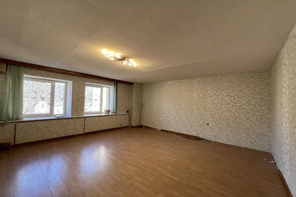 Продаётся 3-комнатная квартира, 157.7 м²