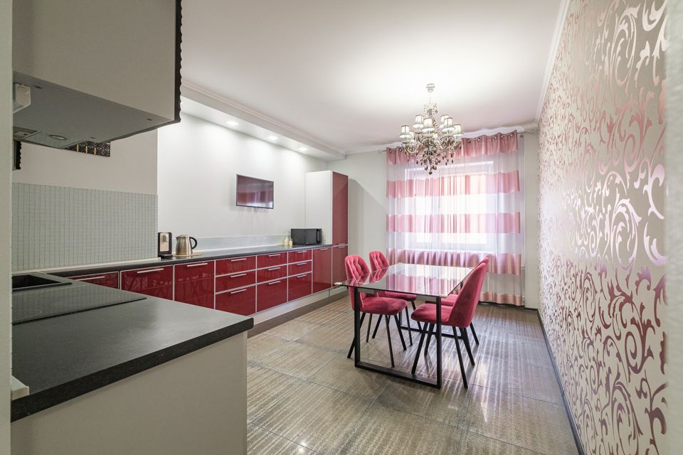 Продаётся 3-комнатная квартира, 131.8 м²