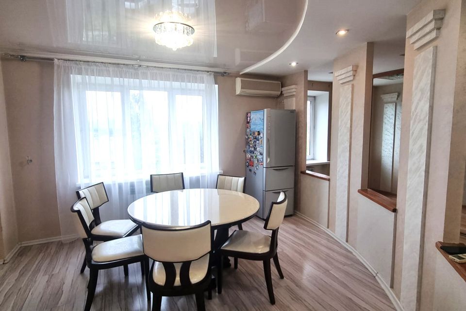 Продаётся 3-комнатная квартира, 160.9 м²