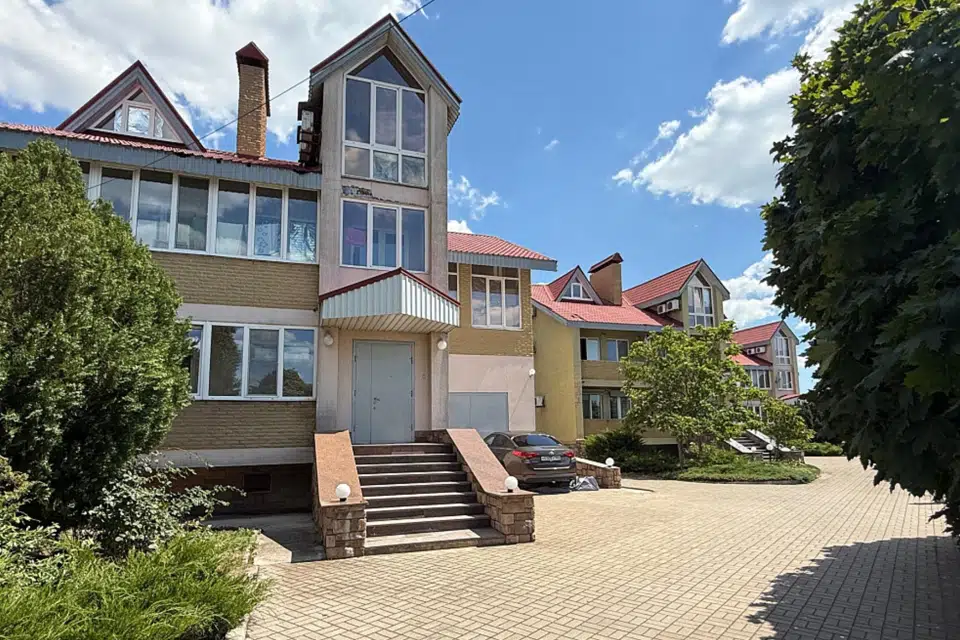 Продаётся 3-этажный дом, 350 м²