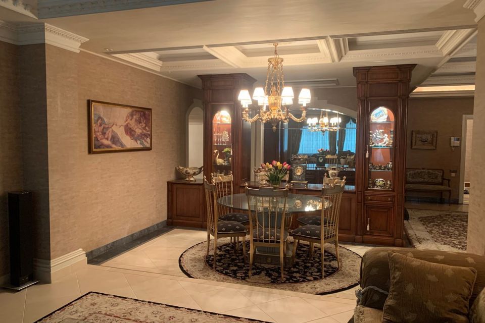 Продаётся 5-комнатная квартира, 200 м²