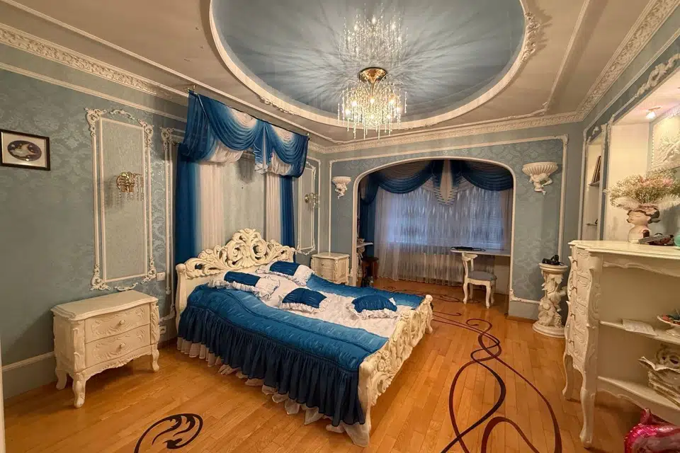 Продаётся 4-комнатная квартира, 132 м²