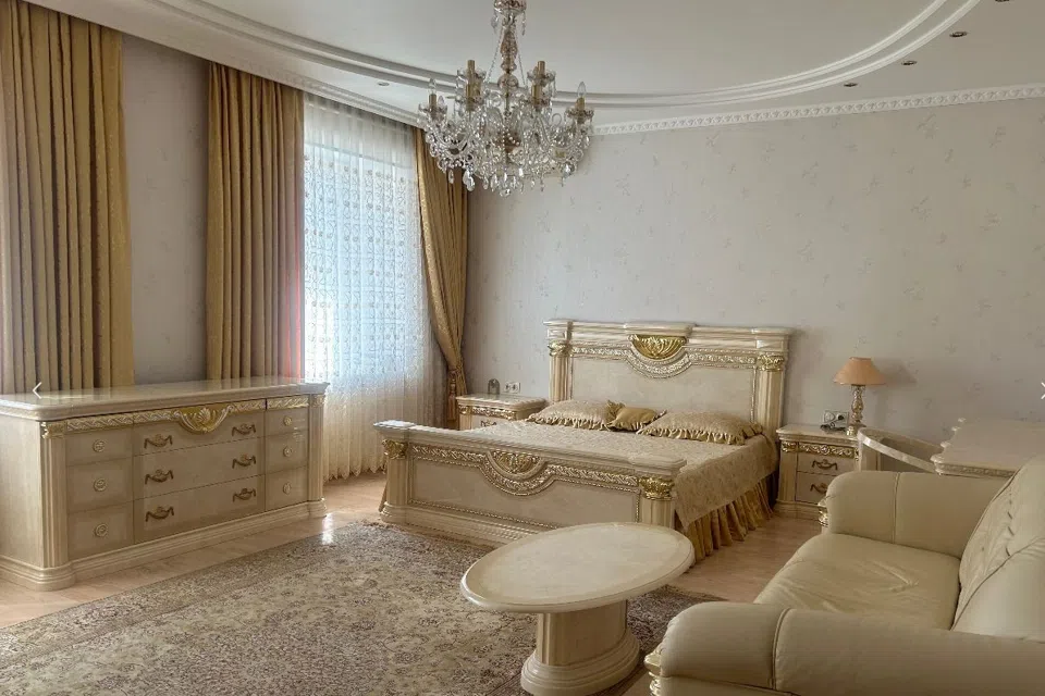Продаётся 3-комнатная квартира, 130 м²