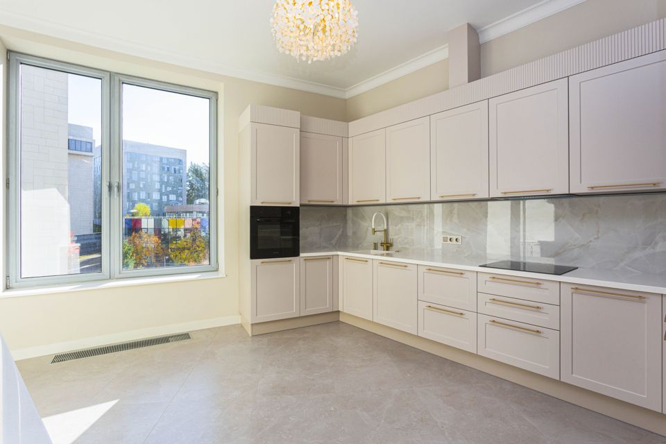 Продаётся 4-комнатная квартира, 137 м²