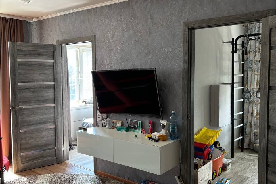 Продаётся 4-комнатная квартира, 60.8 м²