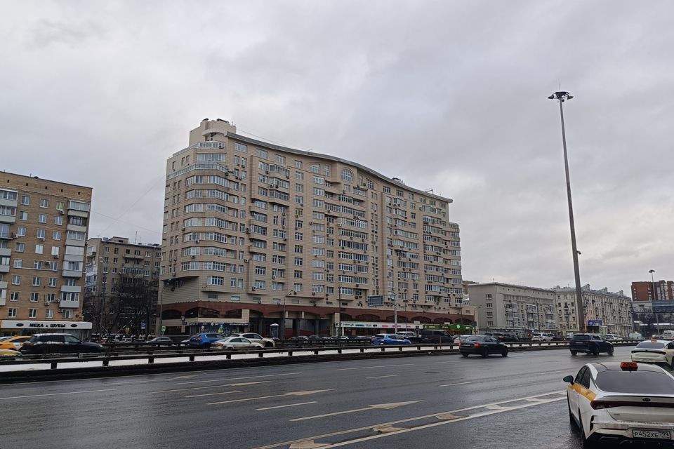 Продаётся 3-комнатная квартира, 205 м²