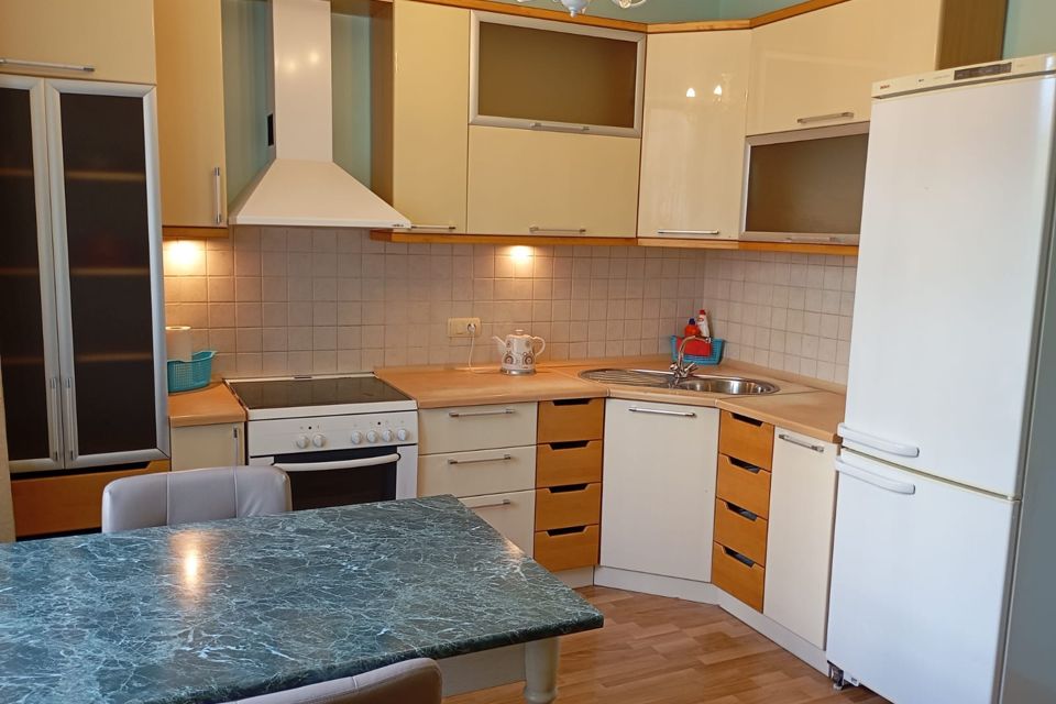 Сдаётся 2-комнатная квартира, 75 м²