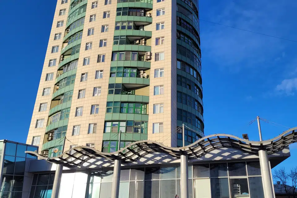 Продаётся 4-комнатная квартира, 145.5 м²