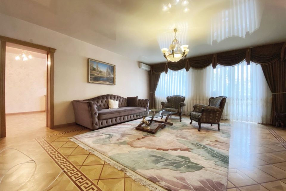Продаётся 4-комнатная квартира, 159.5 м²