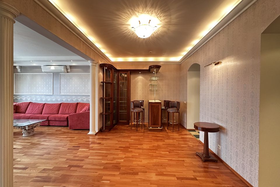 Продаётся 4-комнатная квартира, 198.9 м²