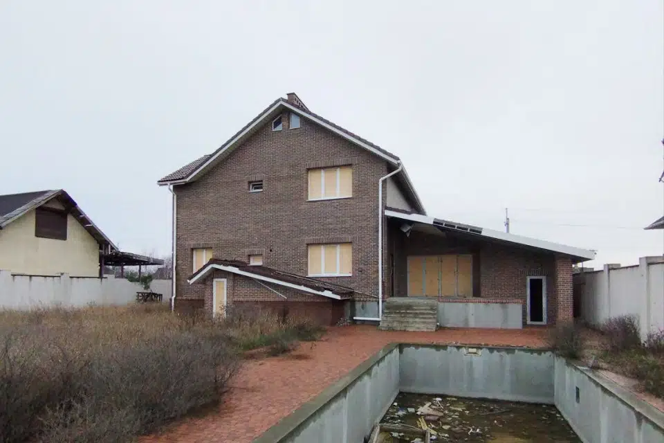 Продаётся 3-этажный дом, 300 м²