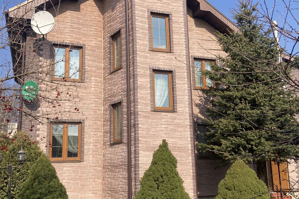 Продаётся 3-этажный дом, 352 м²