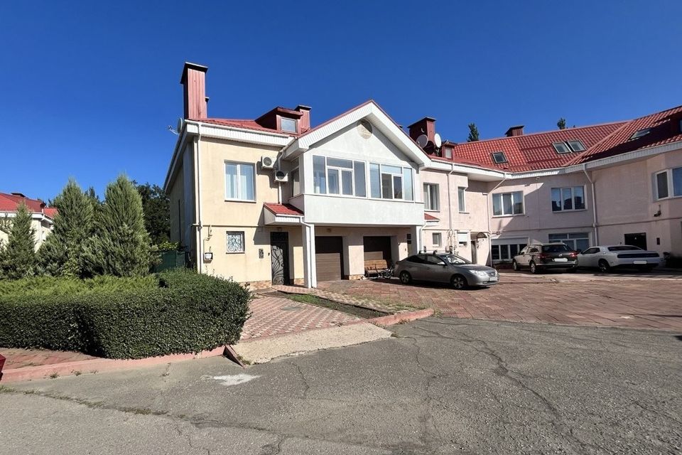 Продаётся таунхаус, 3-эт., 225 м²