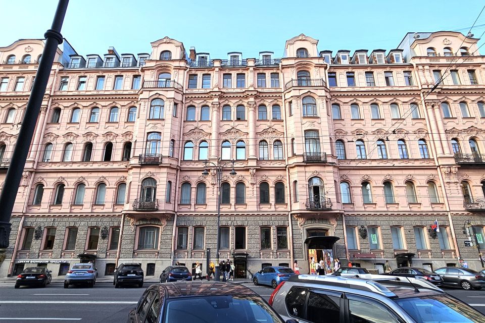 Продаётся 4-комнатная квартира, 175.5 м²