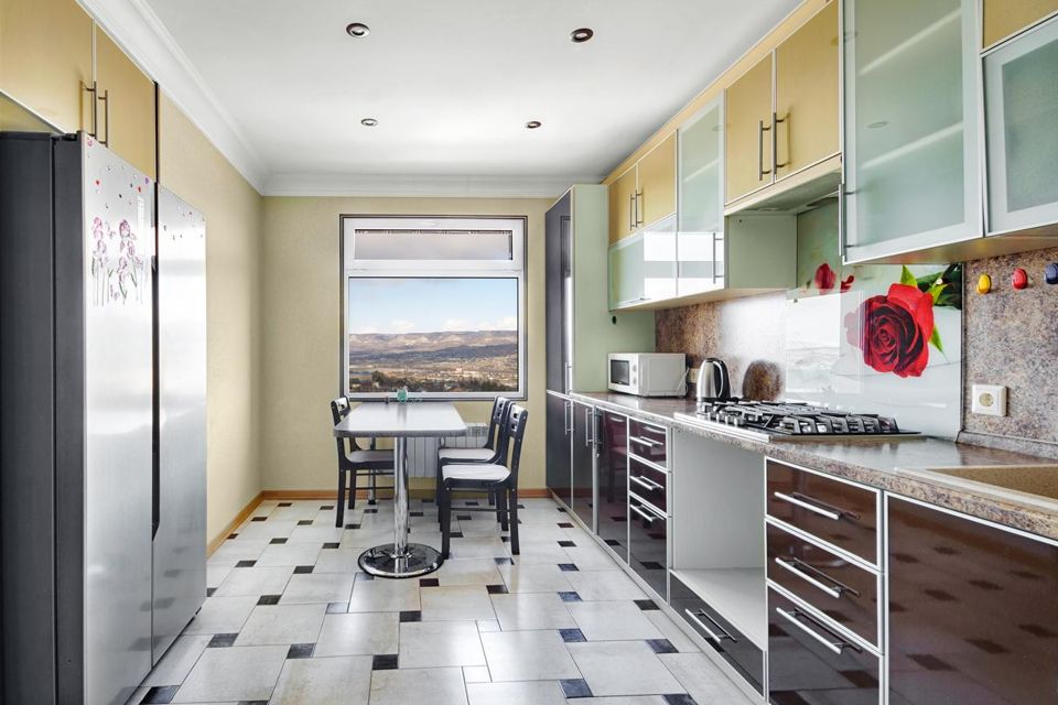 Продаётся 3-комнатная квартира, 158.3 м²