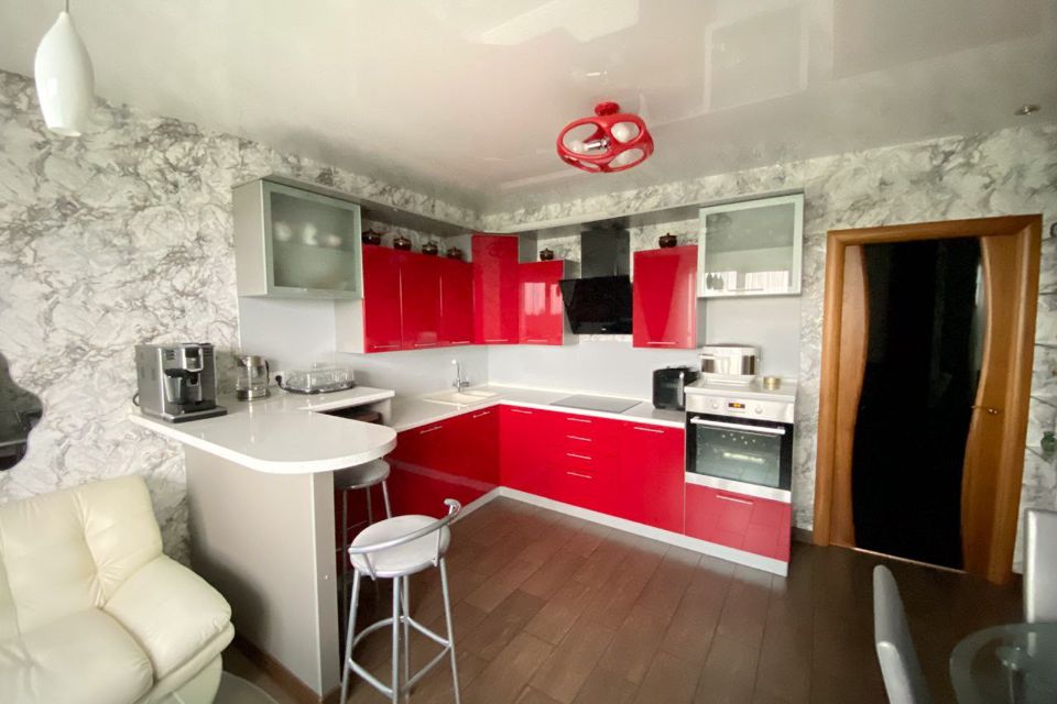 Продаётся 4-комнатная квартира, 140 м²