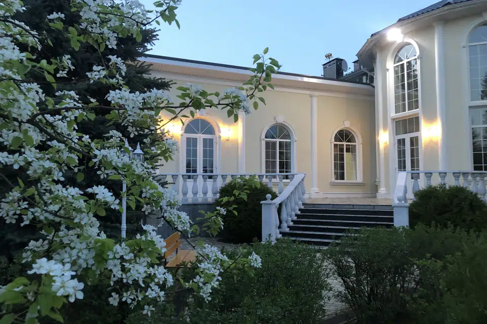Продаётся 2-этажный дом, 820 м²
