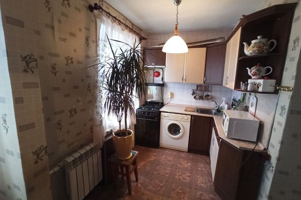 Продаётся 3-комнатная квартира, 48.4 м²