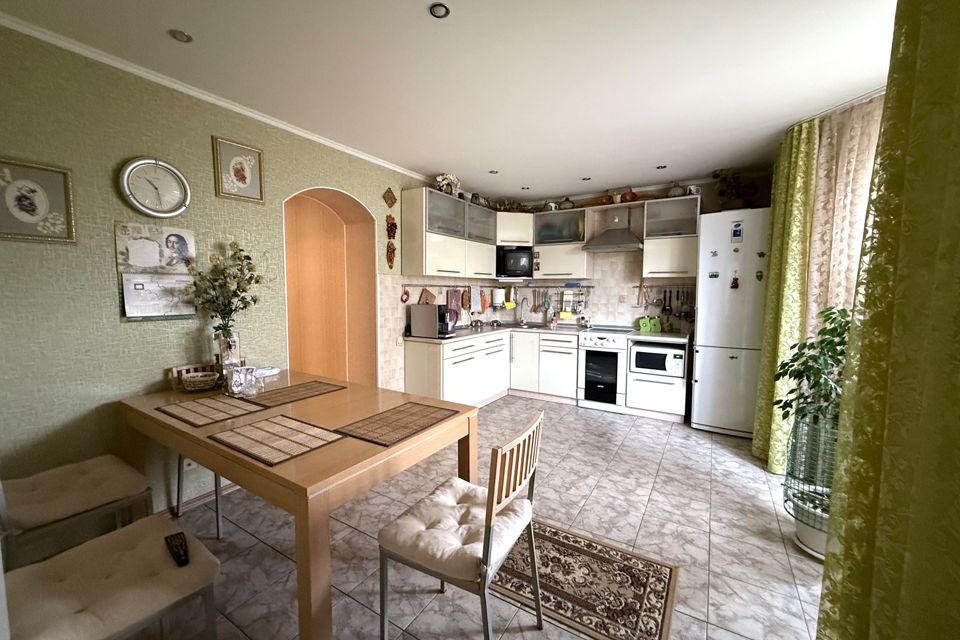 Продаётся 3-комнатная квартира, 105.2 м²