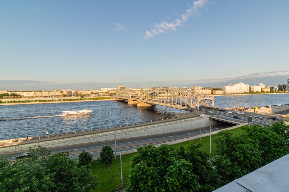 Продаётся 4-комнатная квартира, 204.3 м²