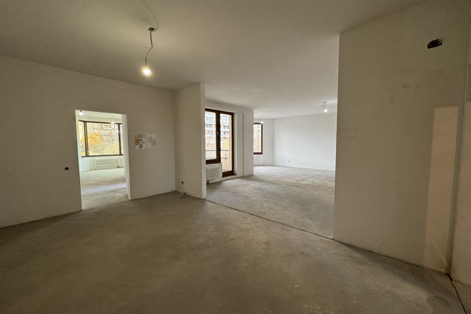 Продаётся 4-комнатная квартира, 205.8 м²