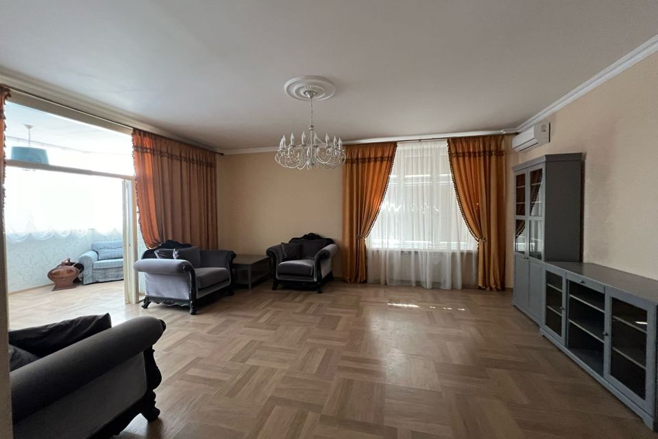 Продаётся 4-комнатная квартира, 148.3 м²