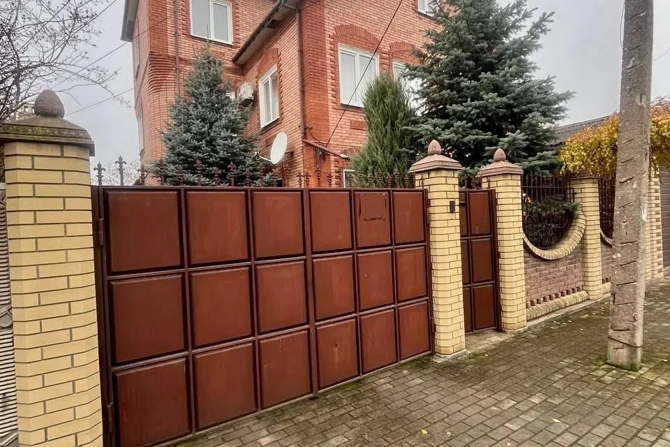 Продаётся 3-этажный дом, 281 м²