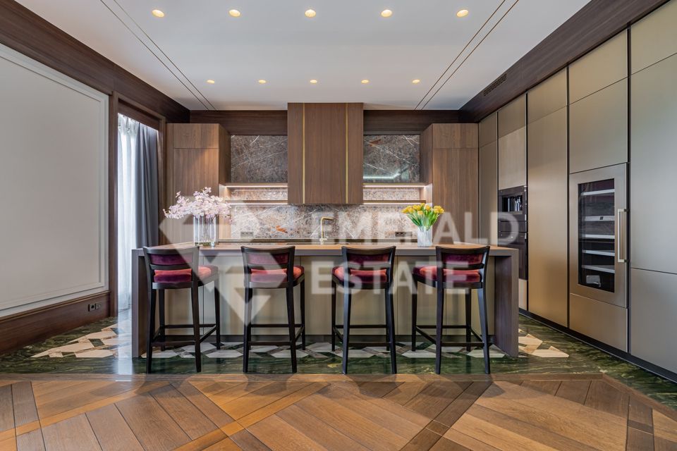 Продаётся 3-комнатная квартира, 155 м²
