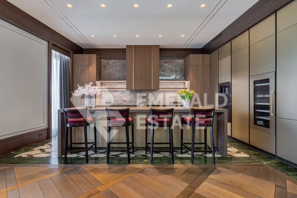 Продаётся 3-комнатная квартира, 155 м²