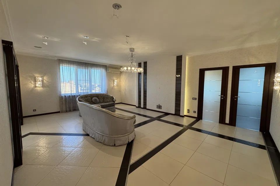 Продаётся 3-комнатная квартира, 140 м²
