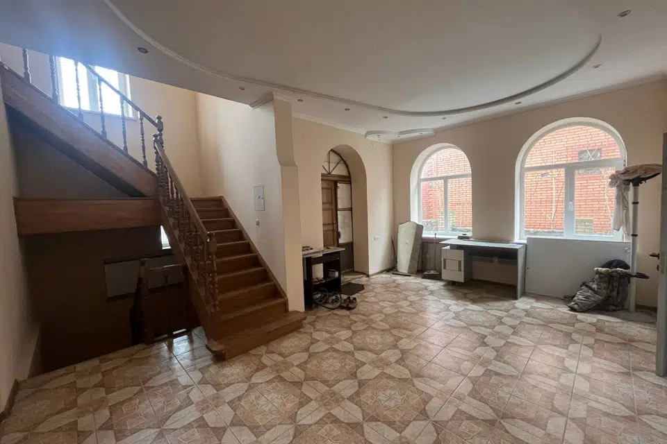 Продаётся 3-этажный дом, 550 м²