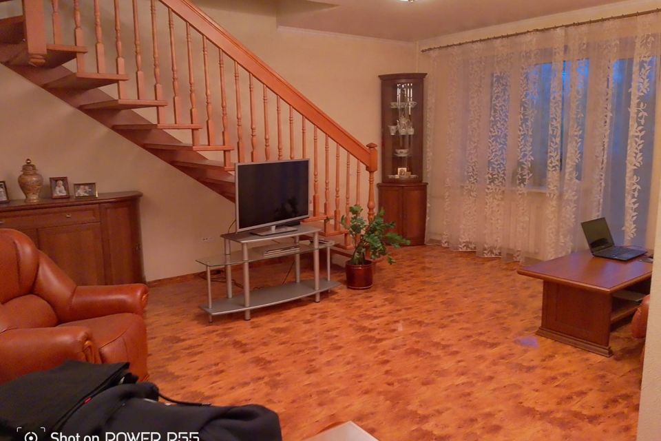 Продаётся 3-комнатная квартира, 114.9 м²