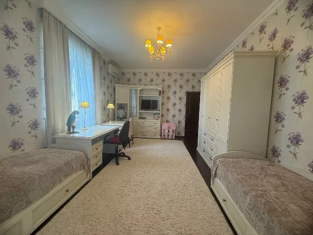 Продаётся 3-комнатная квартира, 130.3 м²