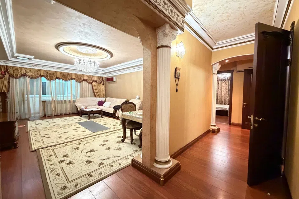 Продаётся 4-комнатная квартира, 183 м²
