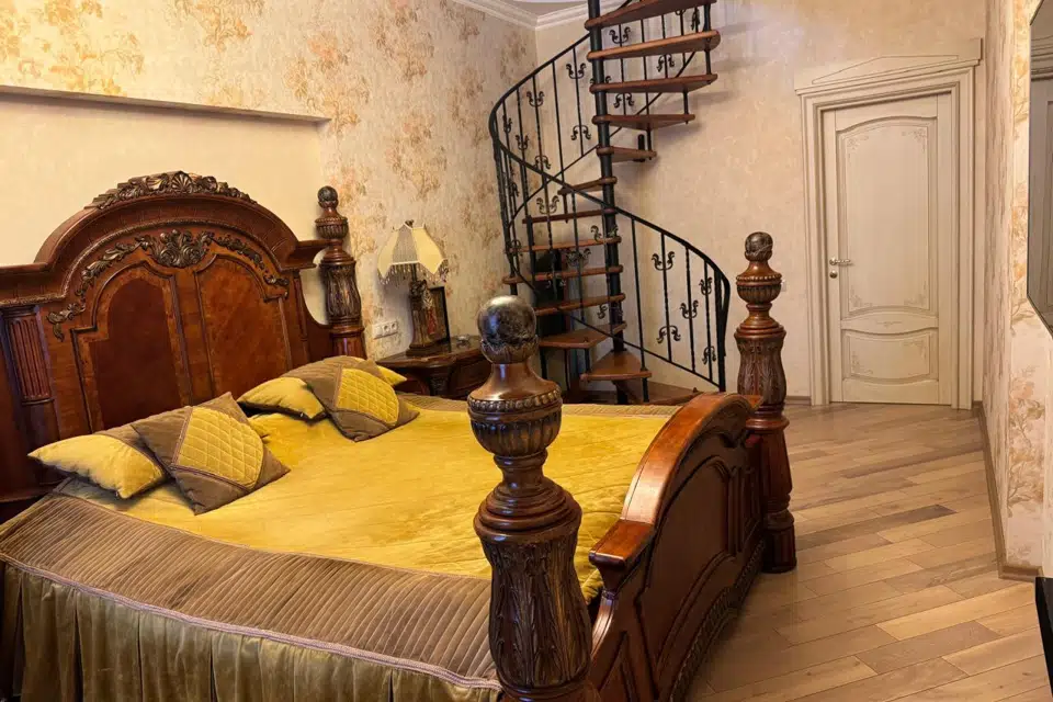 Продаётся 3-комнатная квартира, 166 м²
