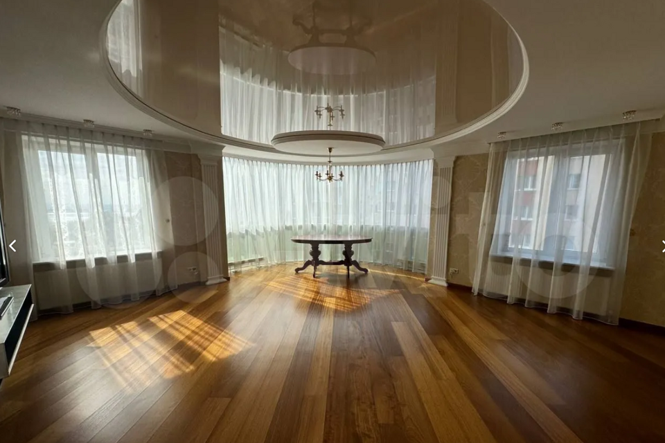 Продаётся 3-комнатная квартира, 140.6 м²
