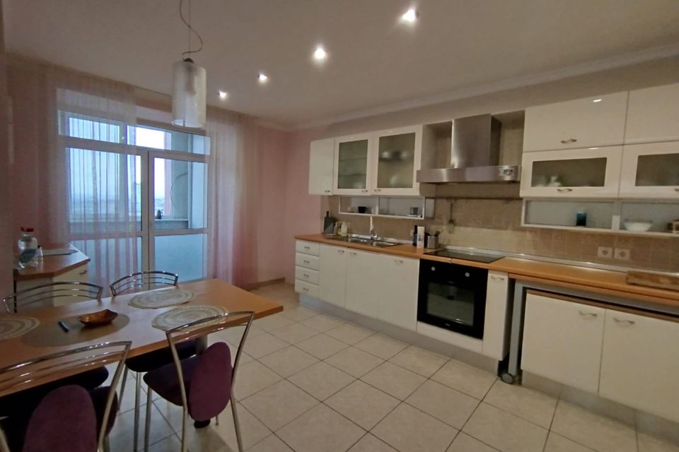 Продаётся 3-комнатная квартира, 187 м²