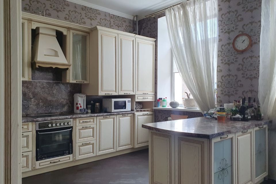 Продаётся 3-комнатная квартира, 139.3 м²