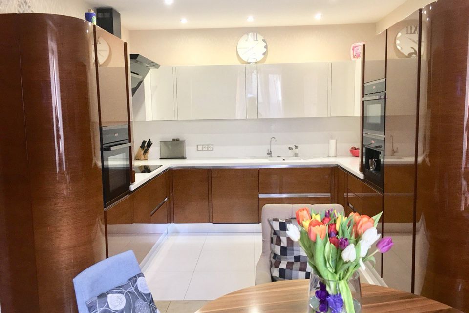 Продаётся 3-комнатная квартира, 159.4 м²