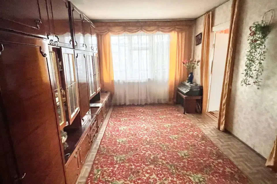 Продаётся 4-комнатная квартира, 60.7 м²