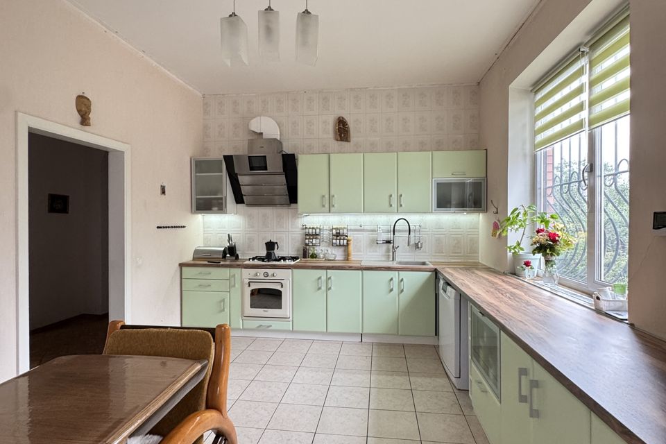 Продаётся 3-этажный дом, 570 м²