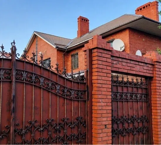 Продаётся 3-этажный дом, 400 м²