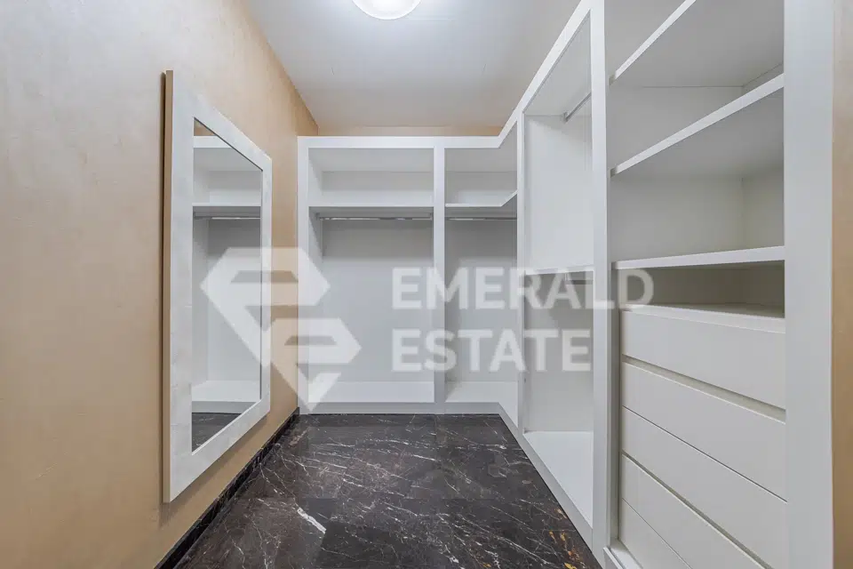 Продаётся 5-комнатная квартира, 458 м²