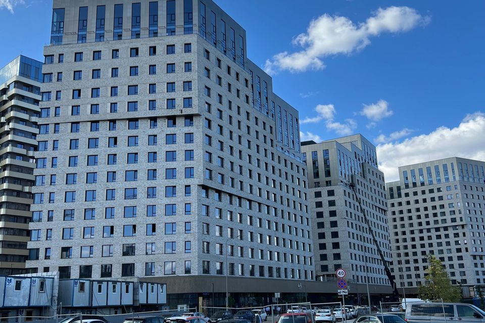 Продаётся 4-комнатная квартира, 181.8 м²