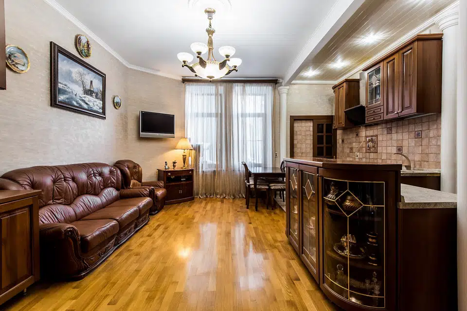 Продаётся 4-комнатная квартира, 179.9 м²