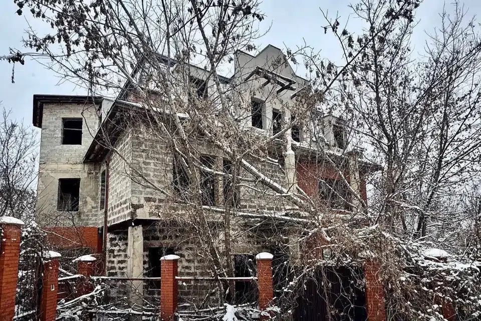 Продаётся 3-этажный дом, 600 м²