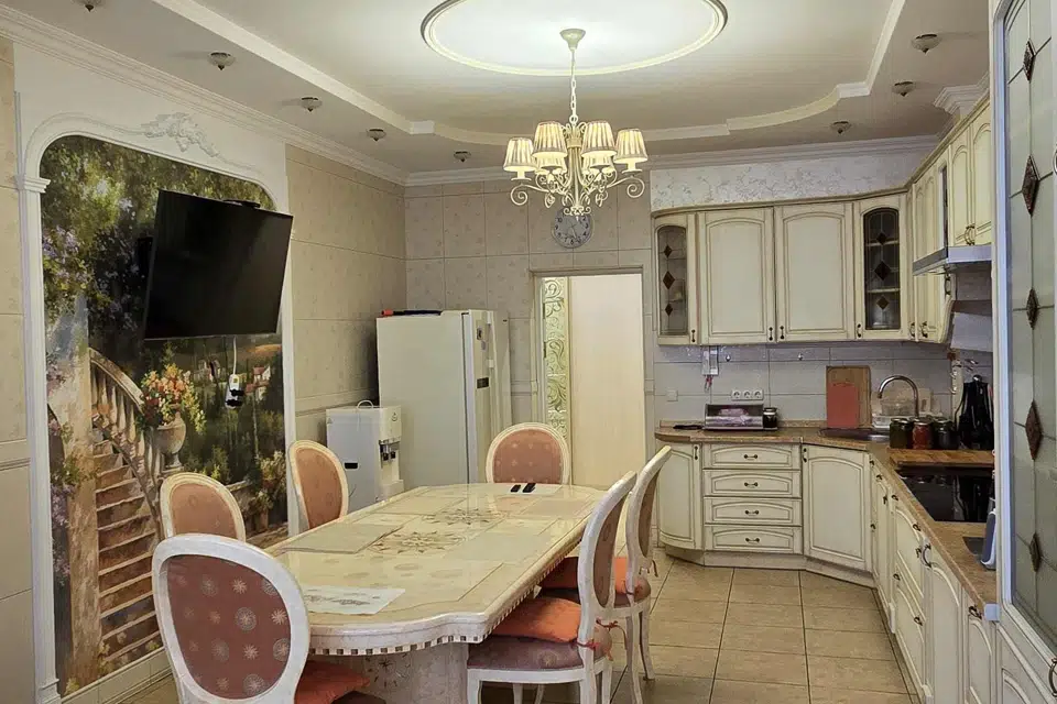 Продаётся 4-комнатная квартира, 212 м²